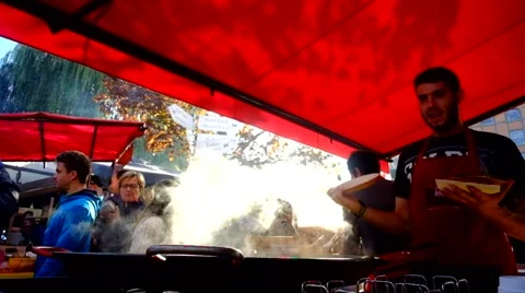 Chef cooking paella in a large pan in market Video stock 43100939