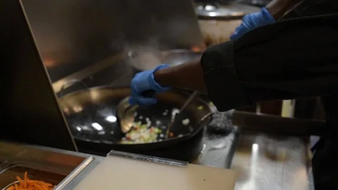 Chef cooking in restaurant kitchen 库存影片 125901296