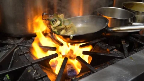 Chef cooking in restaurant kitchen 库存影片 125901299