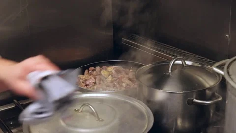 Chef cooking soup 库存影片 72976437