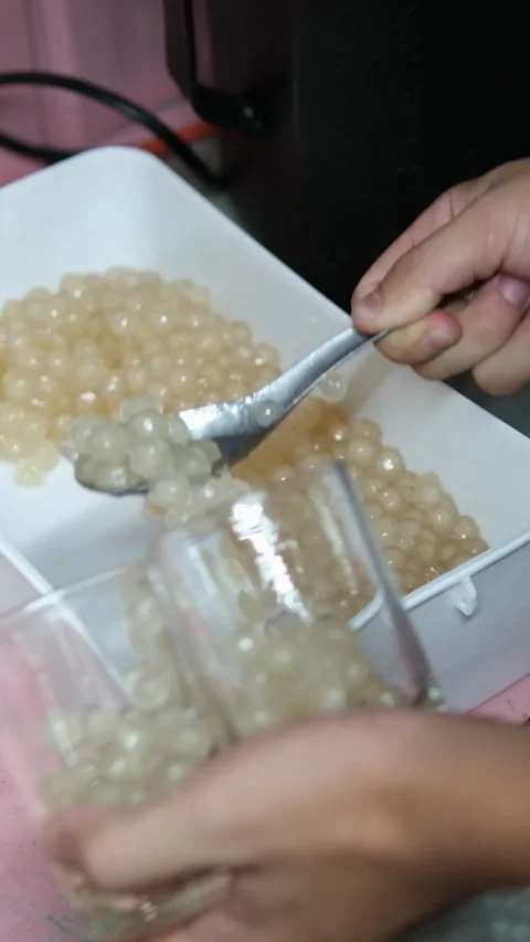 Chef Cooking Tapioca pearl Tea Taiwan Bubble Milk Tea with chewy tapioca balls 스톡 동영상 275264199