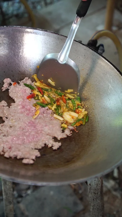 Chef cooking Thai basil fried rice with minced pork in a hot wok pan Stock Footage 341366824