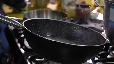 Chef cooking vegetable food in frying pan with flame of fire. 스톡 동영상 267299550