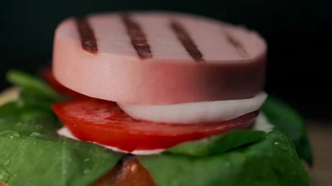 Chef cooks a burger Video stock 143776915