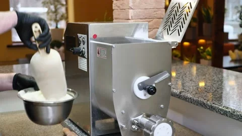Chef cooks Italian spaghetti using a pasta machine. Vídeos de archivo 170019613