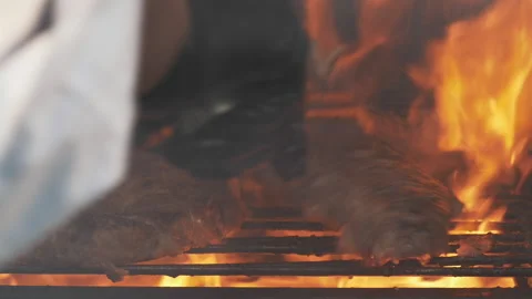 Chef cooks steaks on fire Видео 198310304