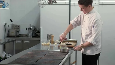 Chef cooks vegetables in a professional kitchen in a restaurant Video stock 83800250
