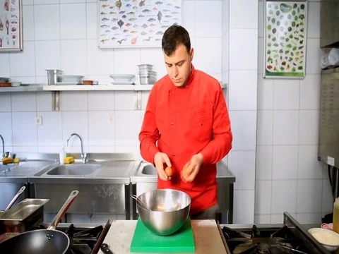 Chef cracking an egg in a bowl Vidéo 83643839