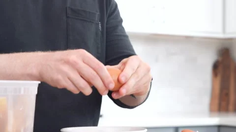 Chef Cracking Eggs 库存影片 271600896