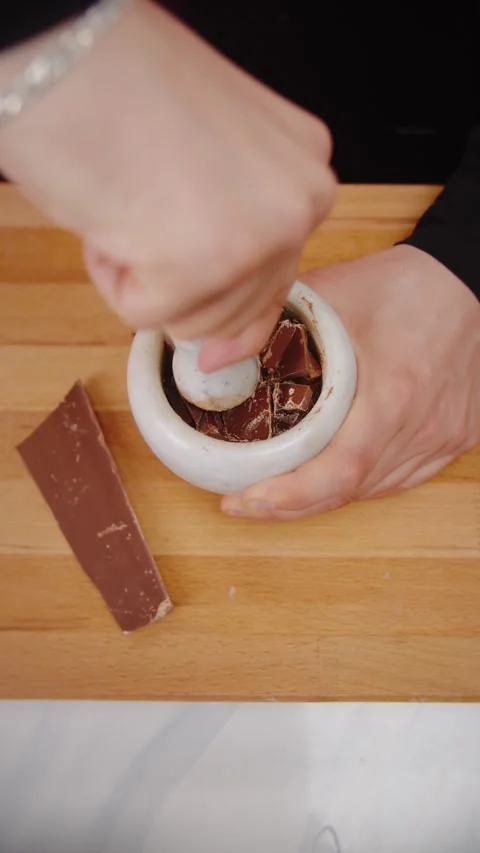 Chef Crushes Chocolate on Camera Vídeos de archivo 283010805