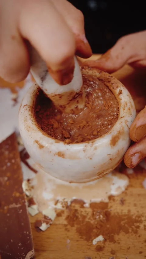 Chef Crushes Chocolate on Camera Vídeos de archivo 283011312