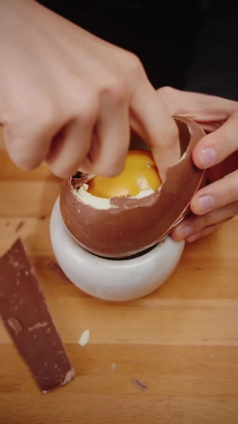 Chef Crushes Chocolate on Camera 스톡 동영상 283011404