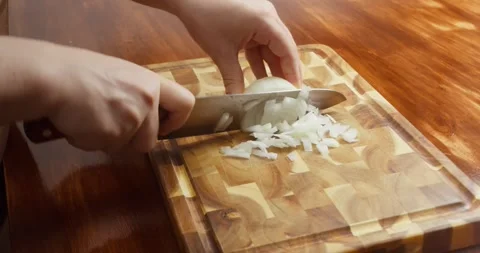Chef cut onion on cutting board with sharp knife for making healthy meal and Vídeos de archivo 329504350
