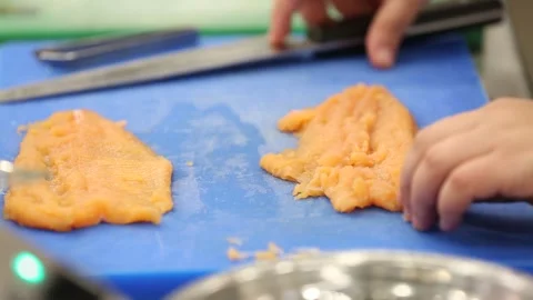 The chef cut off  salmon and remove the thorns 10 Video stock 312931826