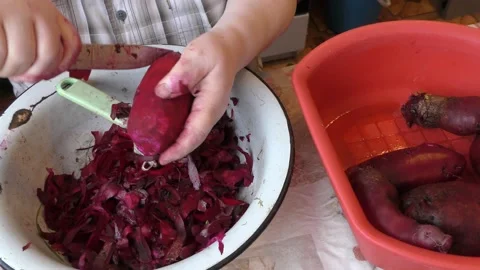 The chef cuts the beets with a knife. healthy food concept Stock Footage 162013359