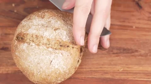 Chef cuts buns in half to prepare burgers or sundwich. Slicing fresh bread .. Vídeo Stock 303632047