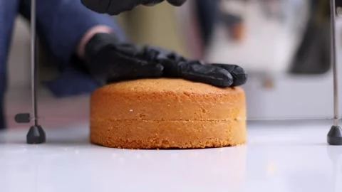 Chef cuts cake with wire, art in each slice. Vidéo 275145871