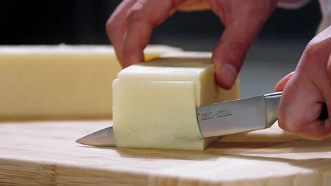 Chef cuts cheese 库存影片 140599946