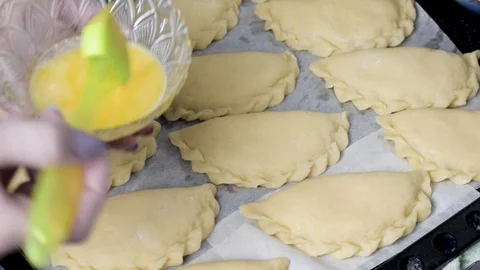 The chef cuts the croissants with an egg Vídeos de archivo 87859632