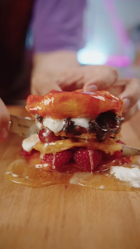 Chef Cuts Dessert on camera Vídeos de archivo 279987036