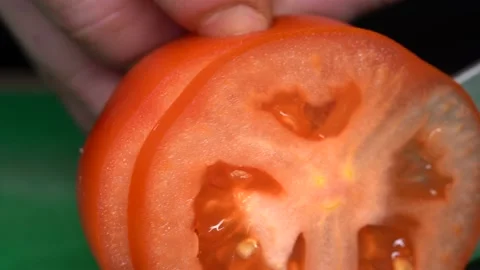 Chef cuts fresh tomato with a knife Vídeo Stock 147437751