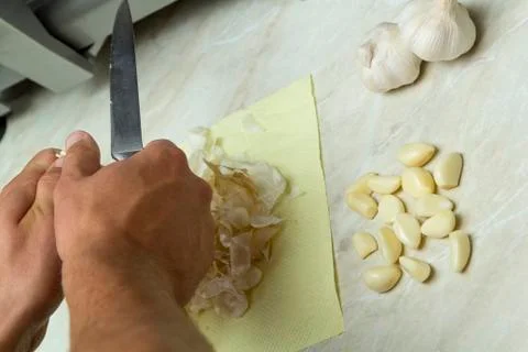 Chef cuts garlic Foto stock
