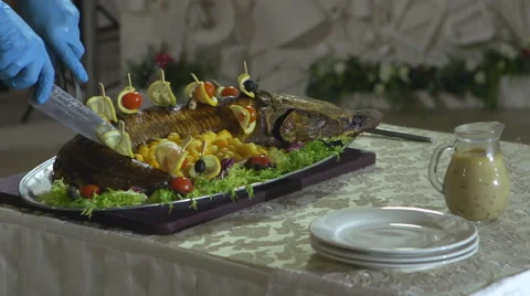 Chef cuts gefilte fish Vídeos de archivo 40528264