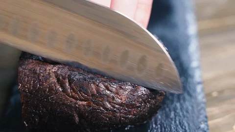 Chef cuts grilled charcoal beef 動画素材 107545046