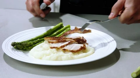 Chef cuts the grilled chicken Stock-Footage 170609301