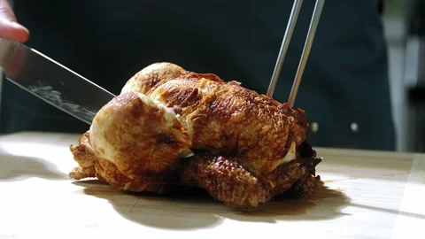 Chef cuts the grilled chicken slow motion Video stock 153766960