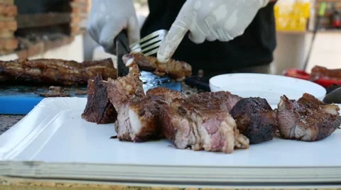 The chef cuts the meat closeup. Vídeos de archivo 64104938