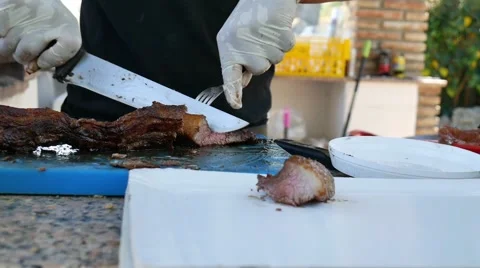 The chef cuts the meat. Vídeos de archivo 64104956