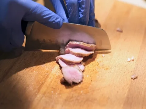 Chef cuts meat for a salad Vidéo 81310222