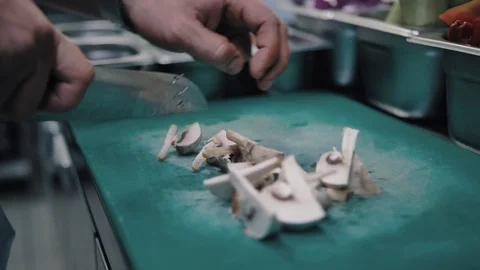 The chef cuts the mushrooms 動画素材 112589154