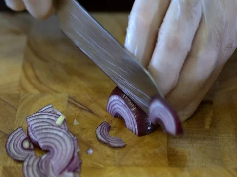 The chef cuts the onion. Slow motion Vidéo 76054168