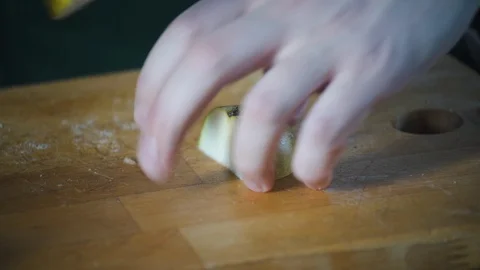 Chef cuts pear fruit on a cutting board in a restaurant. Food on cuisine. Vidéo 124751949