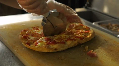 The chef cuts the pizza Vídeo Stock 113214110