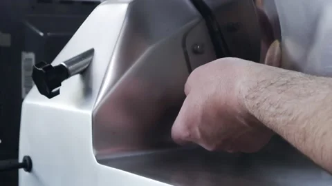 The chef cuts the prosciutto and puts it on the pizza Видео 200204195