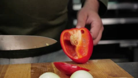 Chef cuts red bell papper in restaurants's kitchen Vídeos de archivo 163971339