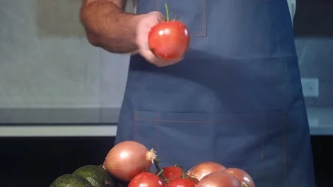Chef cuts the tomato slow motion 库存影片 237886607