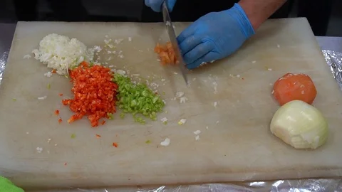 Chef Cuts The Tomato, Vegetable Salad, Vegetarian Food, Making Vegan Food Stockbeeldmateriaal 105878597