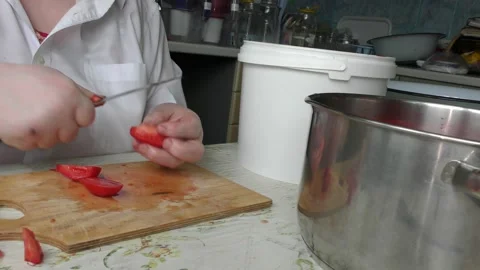 The chef cuts the tomatoes with a knife Video stock 138719751