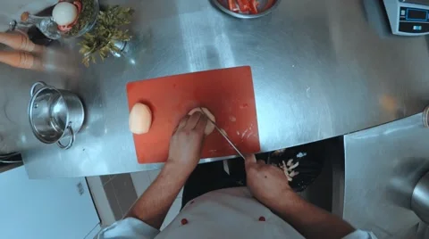 Chef cuts the vegetables and fry them in a pan Vidéo 68386324