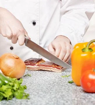 Chef cutting bacon Foto stock