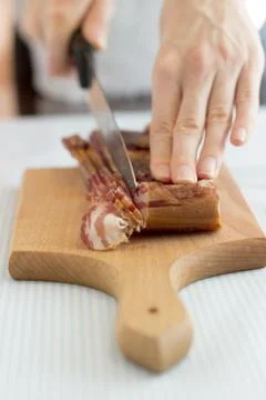 Chef cutting bacon into strips, close up Foto stock