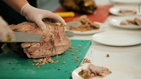 Chef Cutting Baked Lamb Meat 库存影片 78514105