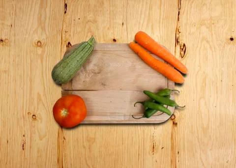 Chef cutting board accompanied by pumpkin, carrot, tomato and serrano pepper. Foto stock