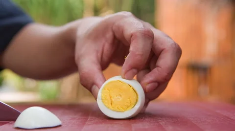 Chef cutting boiled egg slice Vidéo 68983348