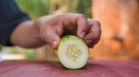 Chef cutting cucumber slice Vidéo 68982581