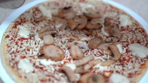 Chef cutting fresh round pizza in four parts, pizza with mushrooms and parmesan Video stock 130233790